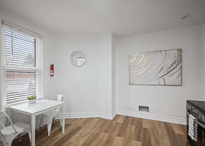 Homestay Shadyside, !e Modern And Bright Private Bedroom With Shared Bathroom Pittsburgh