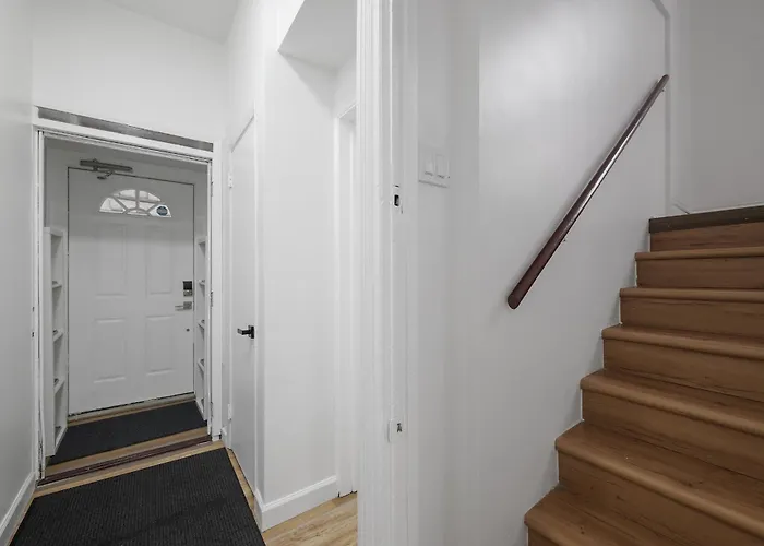 Shadyside, !e Modern And Bright Private Bedroom With Shared Bathroom * Pittsburgh