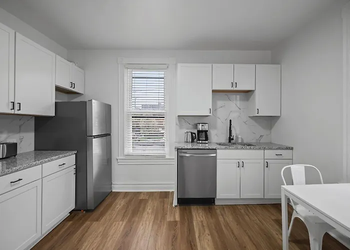 Homestay Shadyside, !e Modern And Bright Private Bedroom With Shared Bathroom *