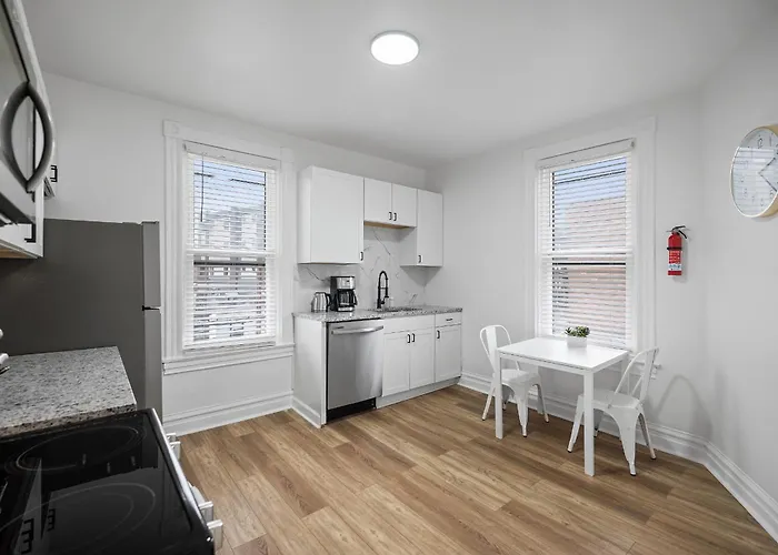 Homestay Shadyside, !e Modern And Bright Private Bedroom With Shared Bathroom Pittsburgh