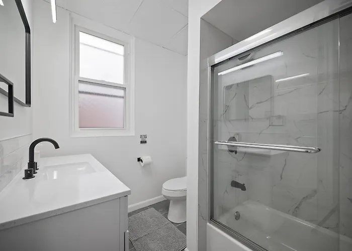 Shadyside, !e Modern And Bright Private Bedroom With Shared Bathroom *