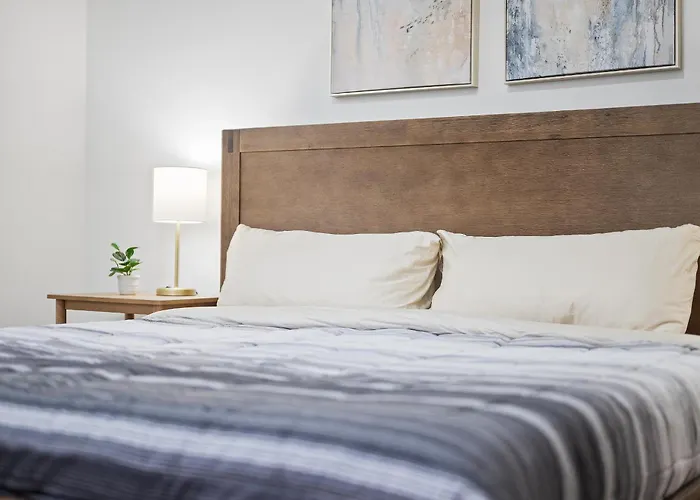 Shadyside, !e Modern And Bright Private Bedroom With Shared Bathroom Homestay *
