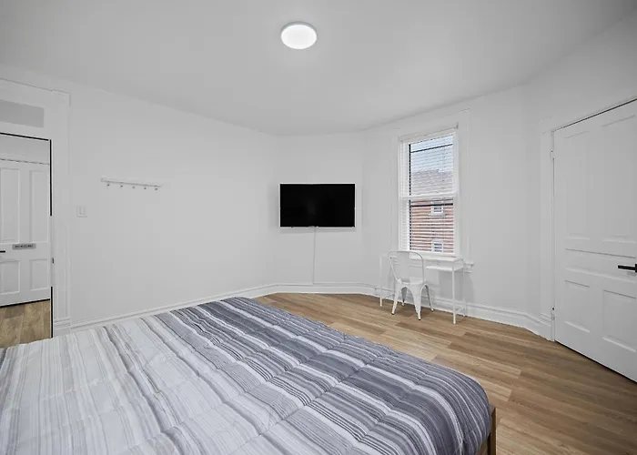Homestay Shadyside, !e Modern And Bright Private Bedroom With Shared Bathroom *