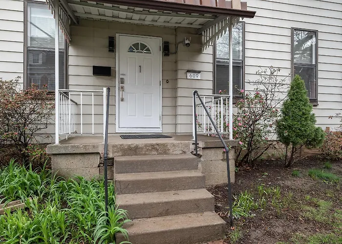 Shadyside, !e Modern And Bright Private Bedroom With Shared Bathroom